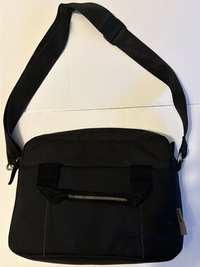 Belkin padded IPad/Tablet Crossbody Bag ~11x9